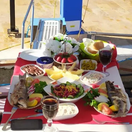 Yat Isletmeciligi Hotel na wodzie Çeşme