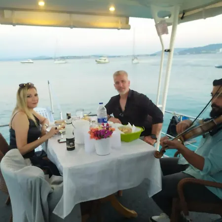 Yat Isletmeciligi Hotel na wodzie