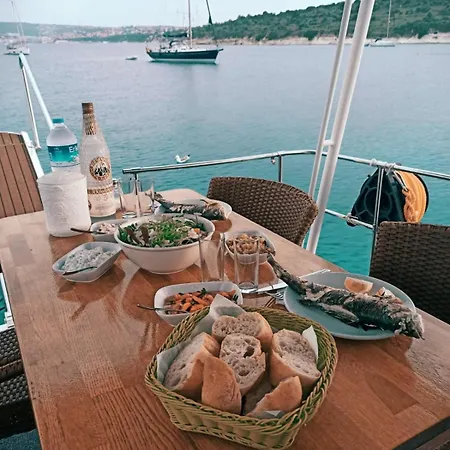 Hotel na wodzie Yat Isletmeciligi Çeşme