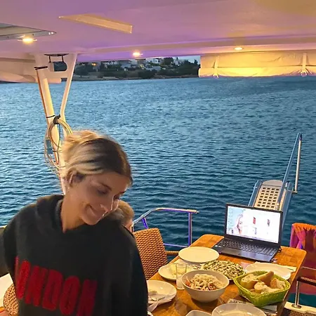 Yat Isletmeciligi Hotel na wodzie Çeşme