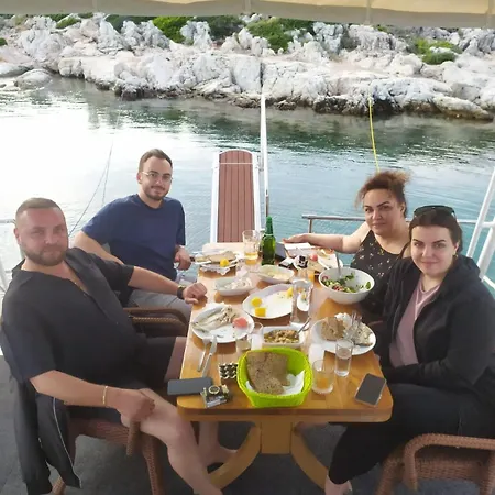 Yat Isletmeciligi Hotel na wodzie *