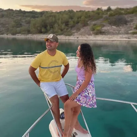 Yat Isletmeciligi Hotel na wodzie Çeşme