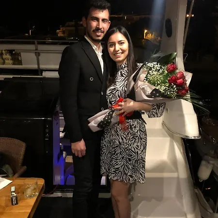 Yat Isletmeciligi Hotel na wodzie Çeşme